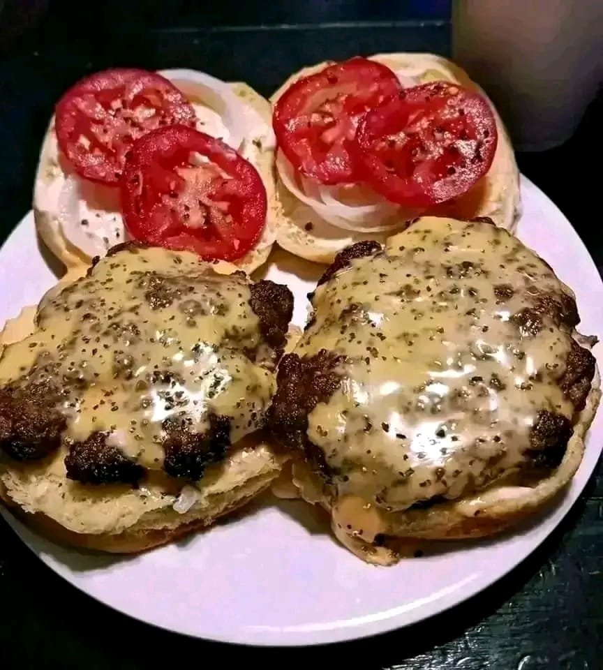 The Best Homemade Cheeseburger – Simple, Juicy, and Delicious